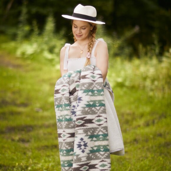 Luxe Home Decor Classic Faux Fur Throw | 1-Piece | Navajo print - grey | 50"x60" - Picture 3 of 11